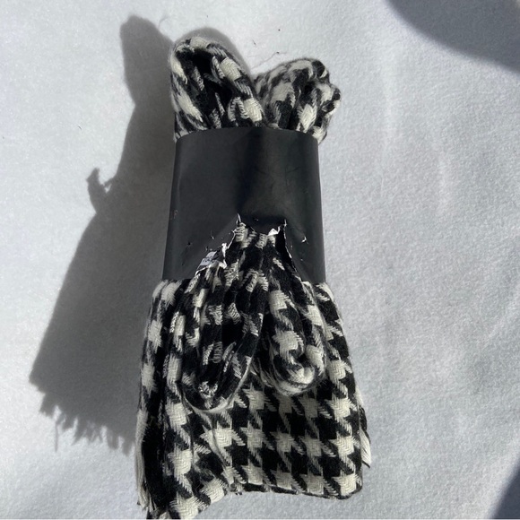 Virginia Wolf Large Houndstooth Knit Scarf One Size NWT - Picture 7 of 8